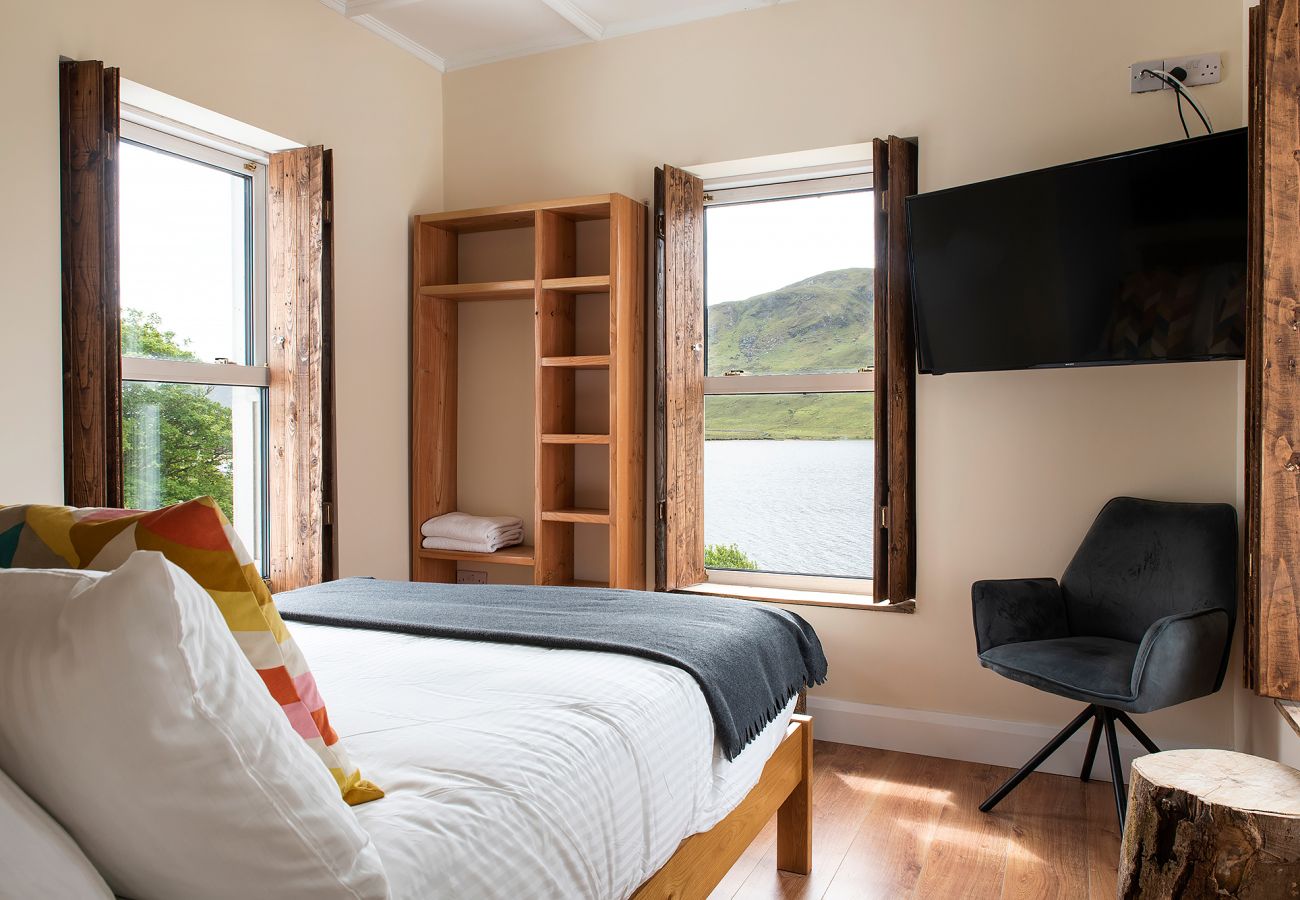 Studio in Kylemore - Stylish Lake View Studio, Kylemore